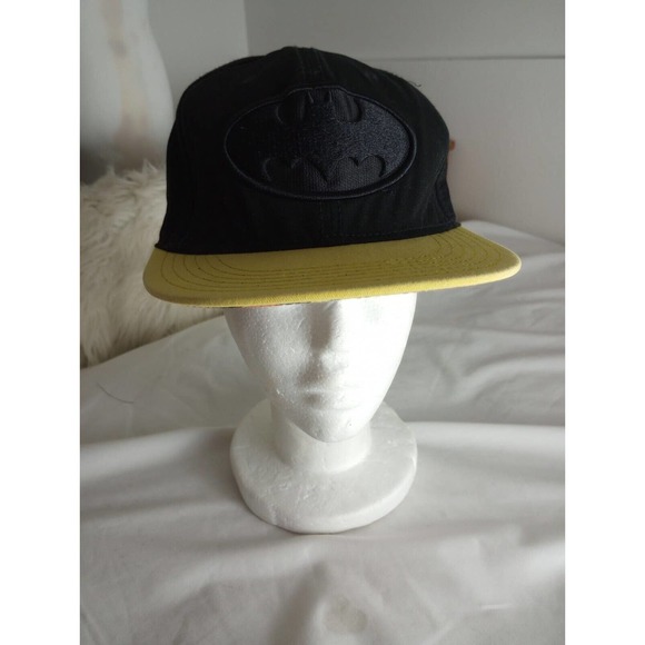 Official DC Comics Batman Black Embroidered Logo And Yellow Bill Hat - Picture 5 of 8